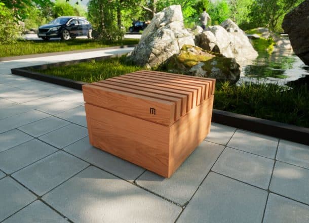 Design Sitzhocker aus Lärchenholz im Park outdoor