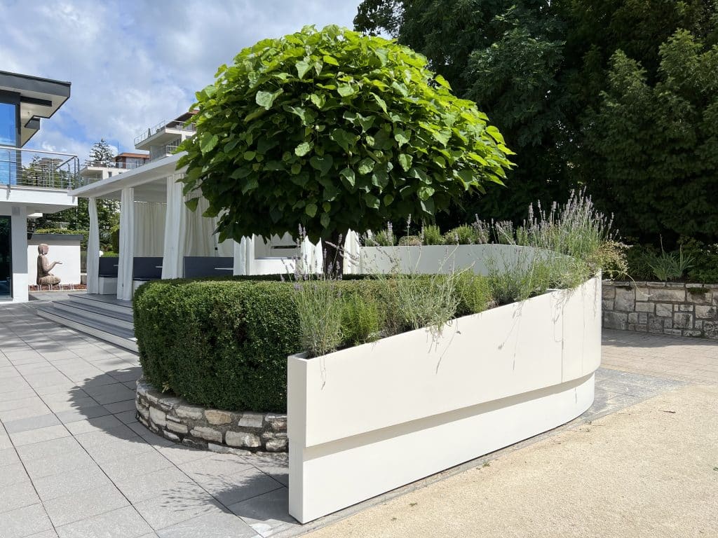 Design Elemente mit Pflanzentröge für outdoor aus GFK
