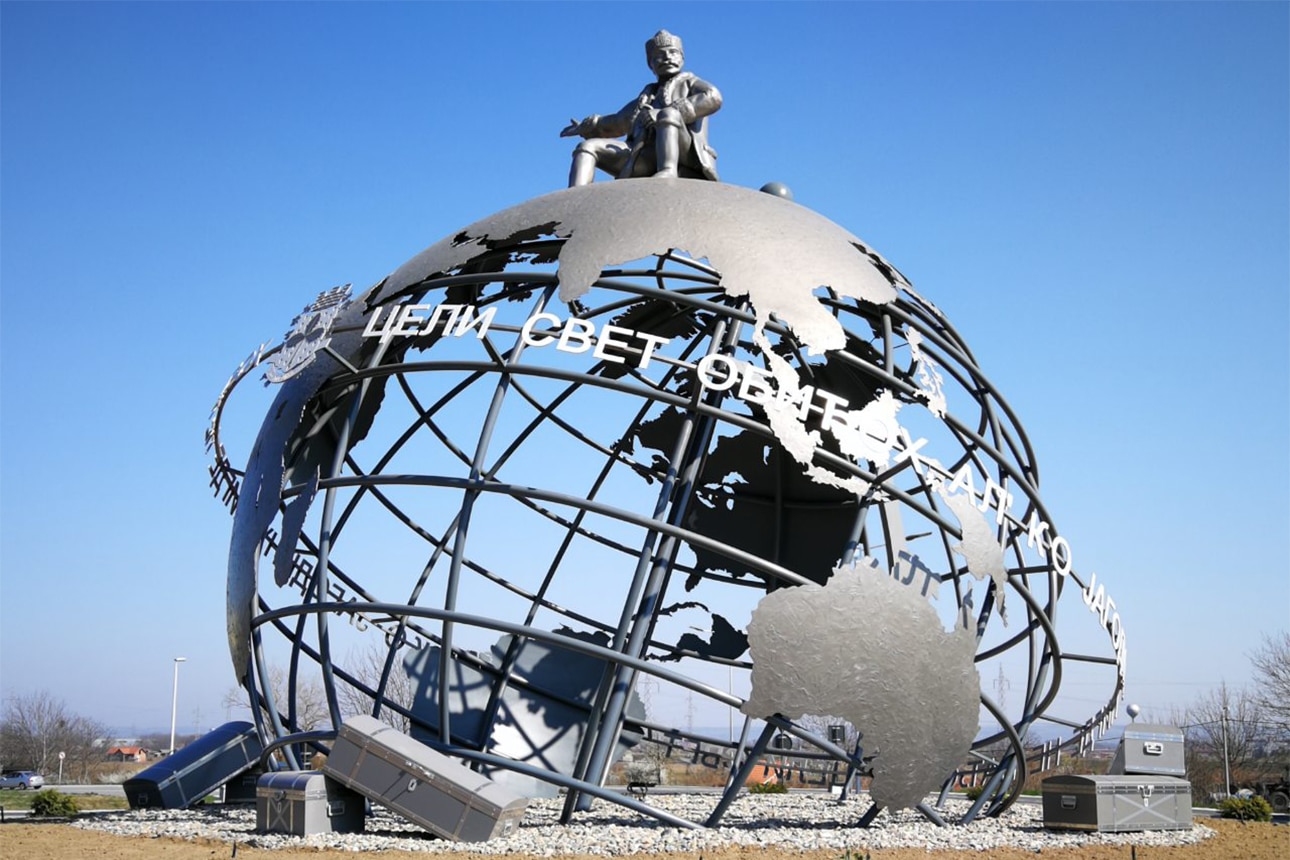 Denkmal in Grau aus GFK Weltkugel