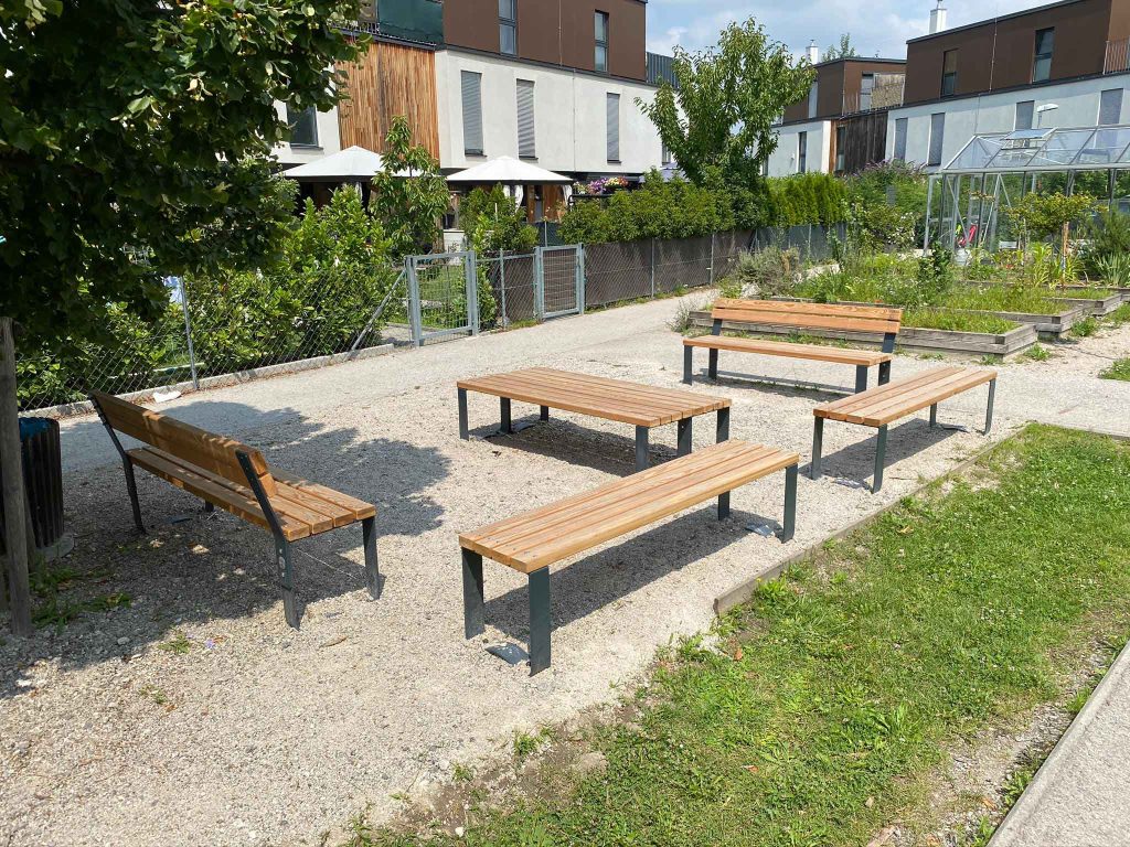Modern designtes Stadtmobiliar im Park mit Bänken und Tischen