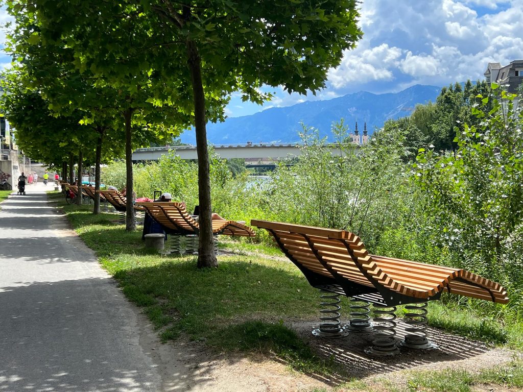 Wunderschöne Relaxliegen für die Außengestaltung der Stadt am Fluss