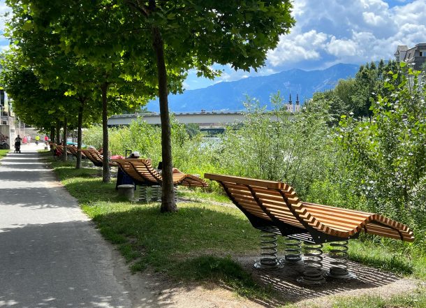 Wunderschöne Relaxliegen für die Außengestaltung der Stadt am Fluss